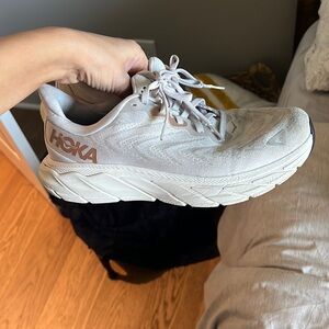 Hoka 7.5 gray white rose gold